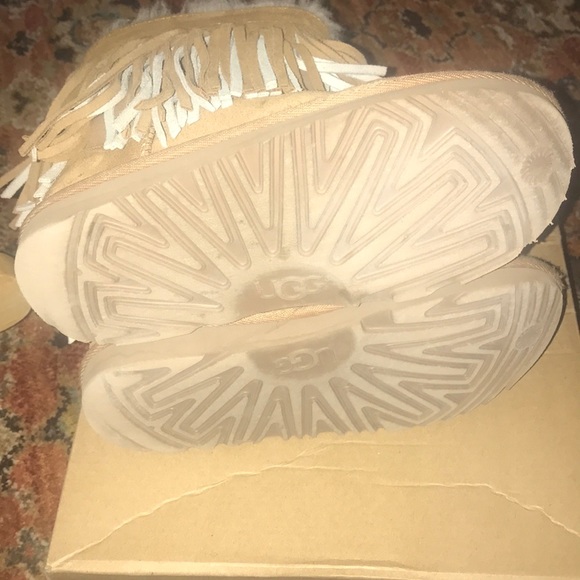 Very cute Suede Girls Tan UGG boots - Picture 4 of 4